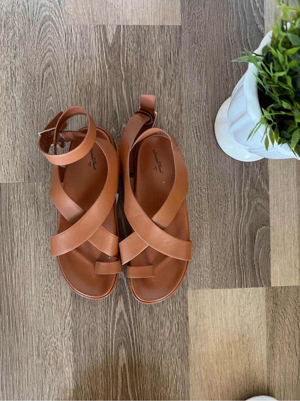 Universal Thread Tan Crisscross Strap Sandals cognac brown